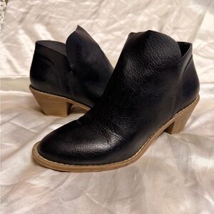 Universal Thread Black Ankle Heeled Booties